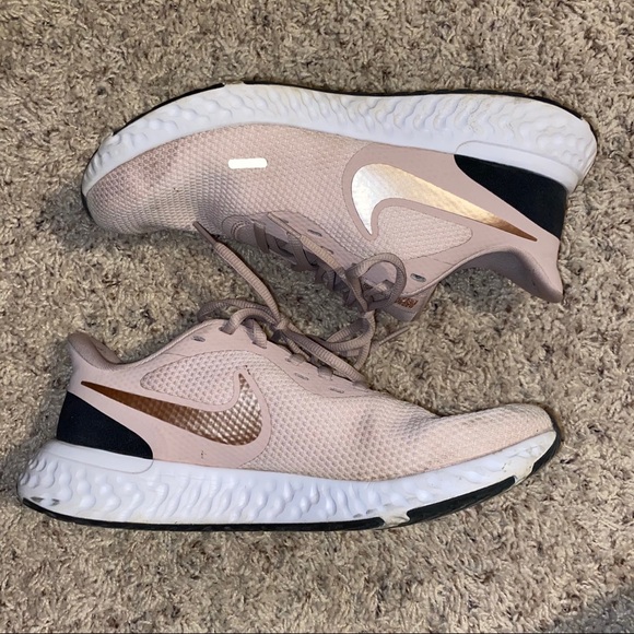 nike revolution 5 pink rose gold